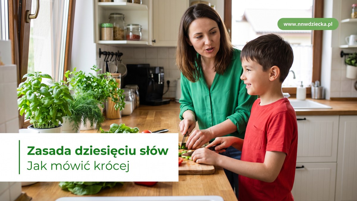 Mama i syn wspólnie kroją warzywa w kuchni, mama mówi krótko