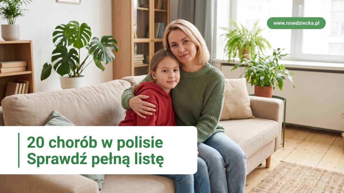 Mama przytula córkę siedząc z nią na kanapie w jasnym salonie