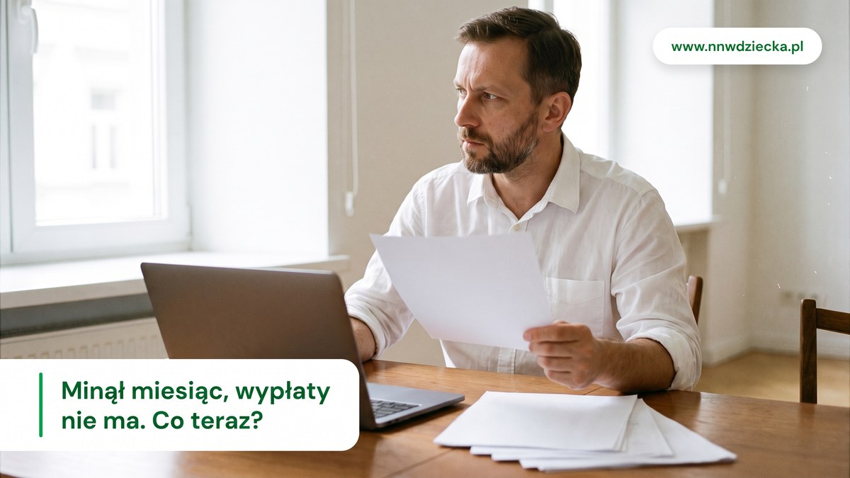 Rodzic przy stole z kalendarzem i dokumentami ubezpieczeniowymi