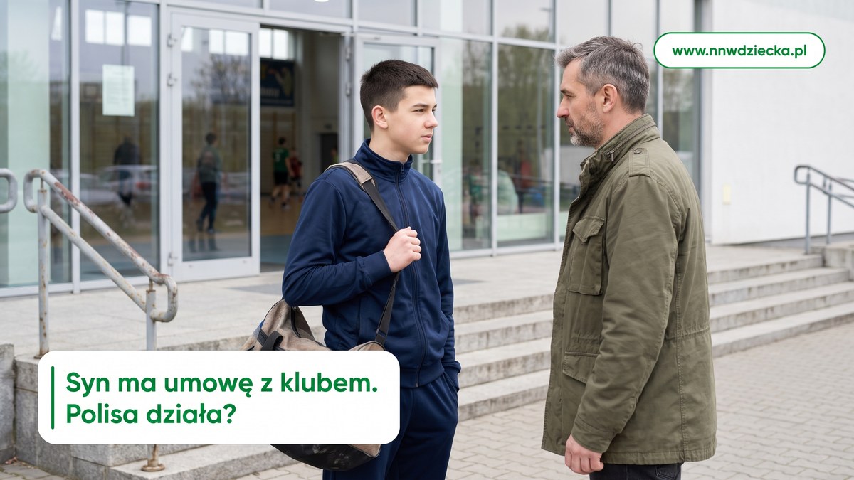 Nastolatek w stroju sportowym z torbą treningową przed halą sportową
