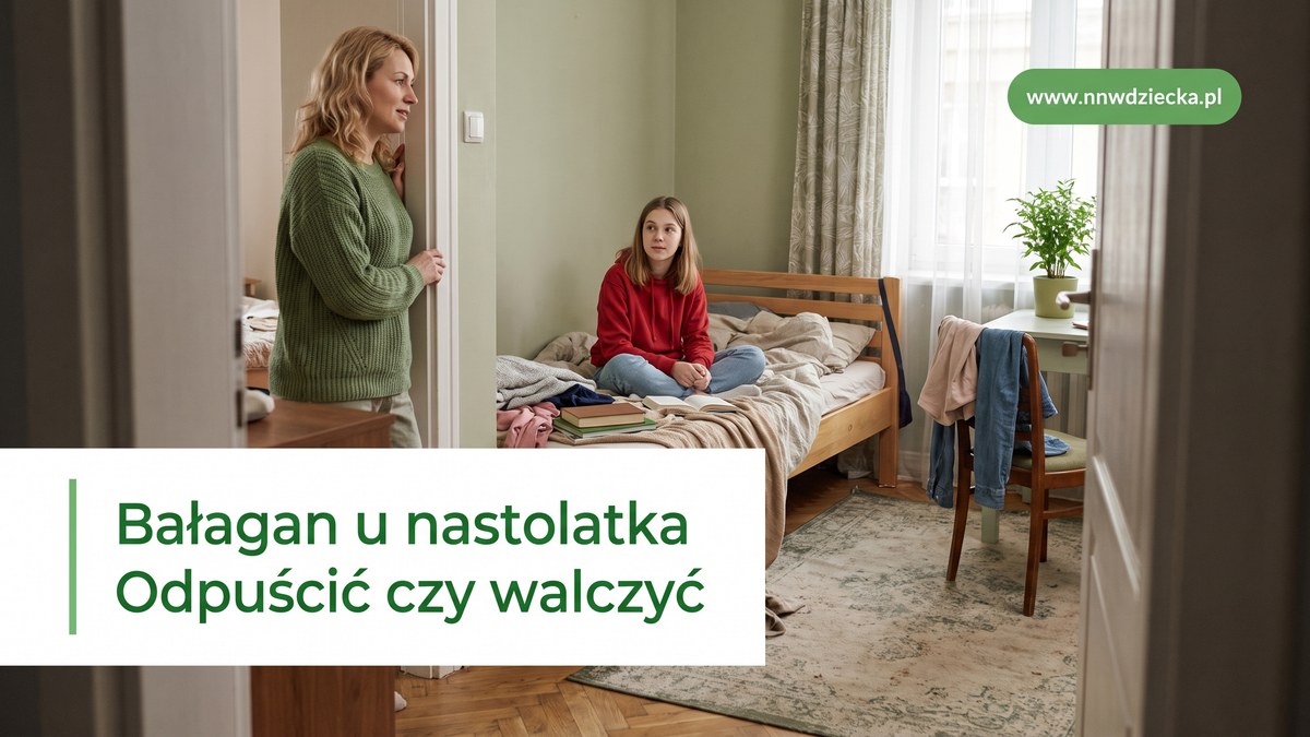Nastolatka na łóżku w swoim pokoju, mama spokojnie stoi w drzwiach