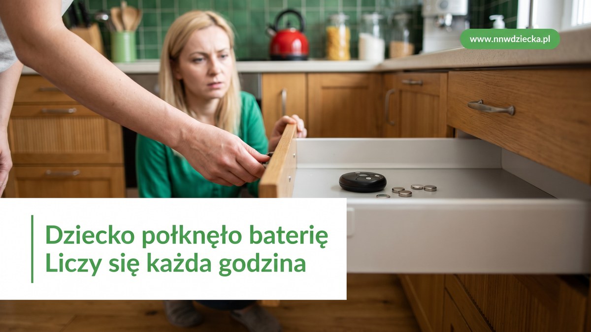 Dorosły sprawdza szufladę z pilotem i bateriami guzikowymi, mama w tle