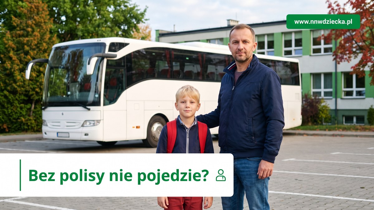 Tata z synem w czerwonym plecaku przed szkolnym autokarem wycieczkowym