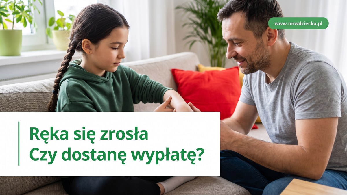 Dziewczynka na kanapie zgina zdrową rękę w łokciu, obok siedzi uśmiechnięty tata