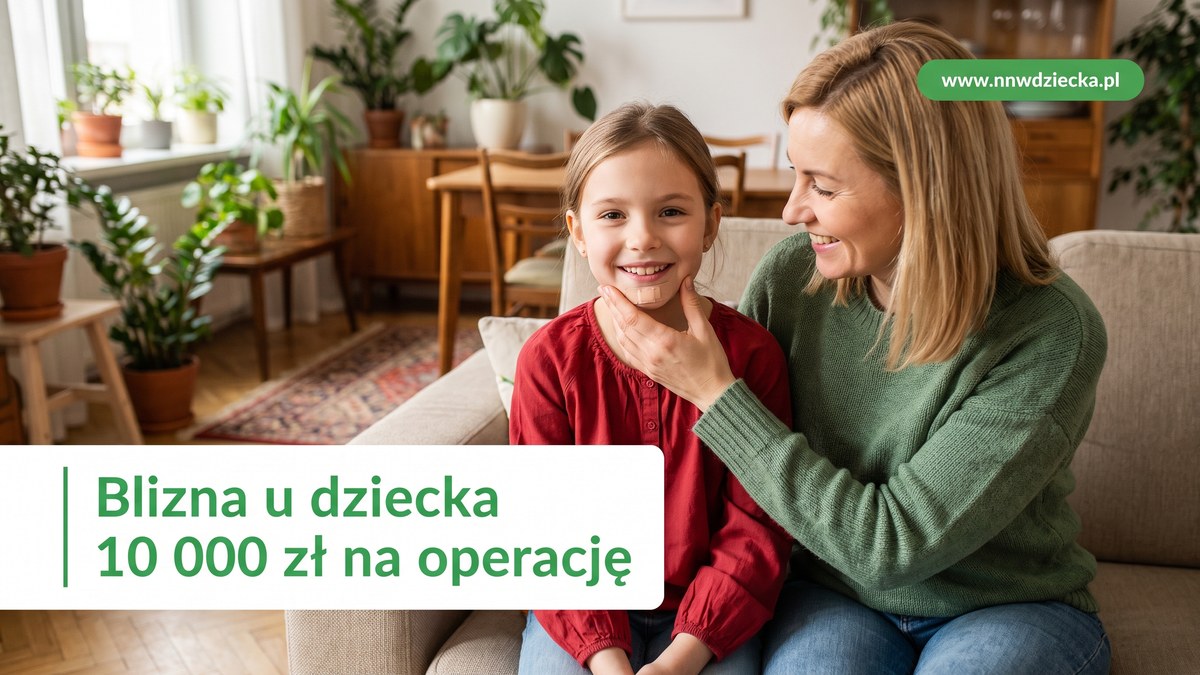 Uśmiechnięta dziewczynka z plasterkiem na brodzie, mama dotyka jej twarzy