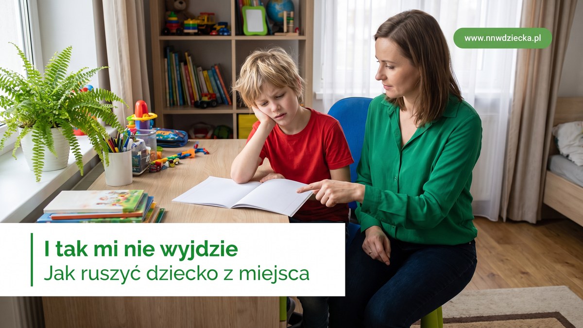Chłopiec z powątpiewaniem patrzy w zeszyt, mama siedzi obok i wskazuje zadanie
