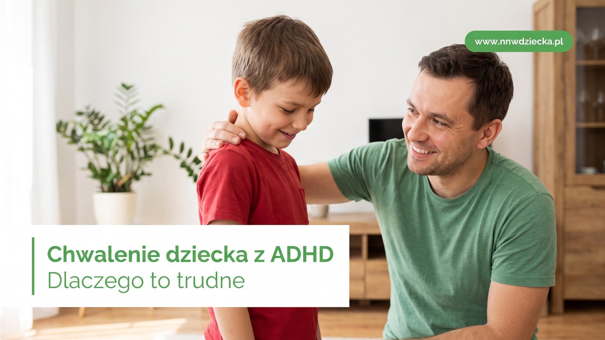 Tata z uznaniem kładzie dłoń na ramieniu uśmiechniętego syna