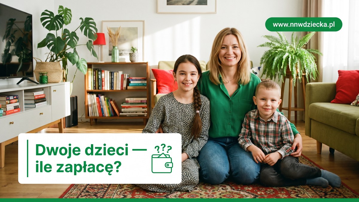 Uśmiechnięta mama z córką i synem siedzą razem na dywanie w salonie