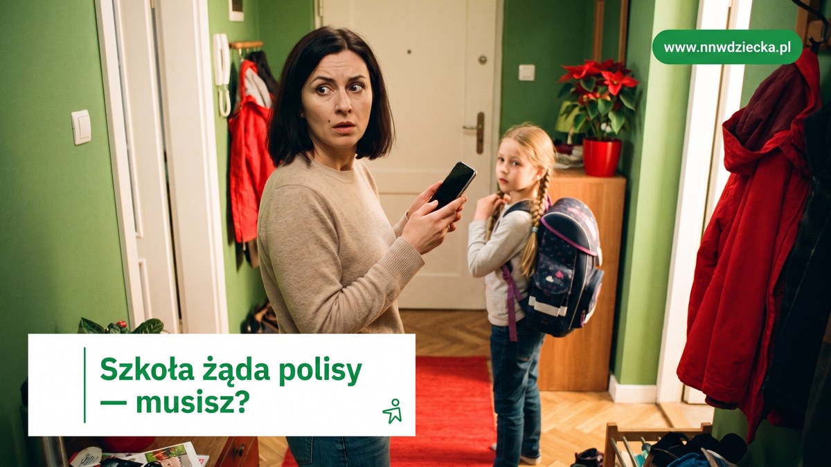 Zaskoczona mama z telefonem w przedpokoju, za nią córka ze szkolnym plecakiem