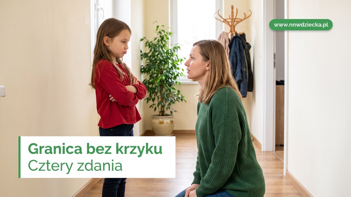 Mama kuca na wysokości oczu córki i spokojnie z nią rozmawia w przedpokoju