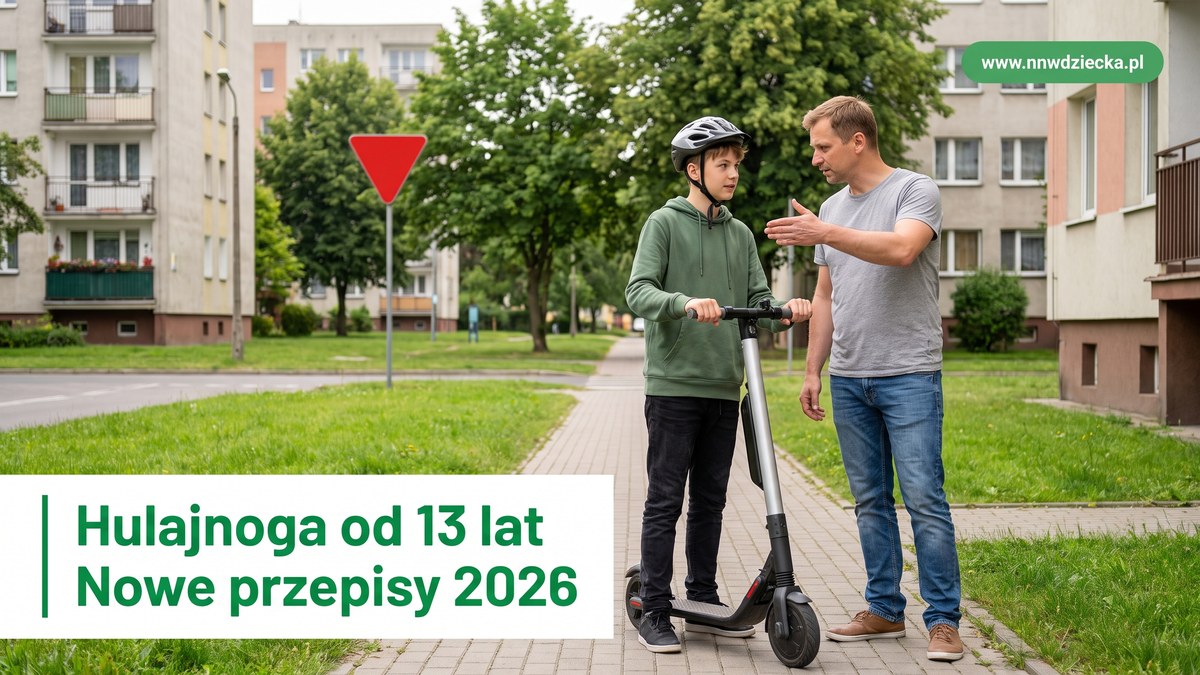 Nastolatek w kasku z hulajnogą elektryczną rozmawia z tatą na osiedlu