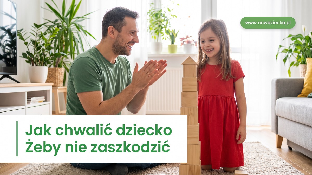 Tata klaszcze z uznaniem do córki, która ułożyła wieżę z klocków