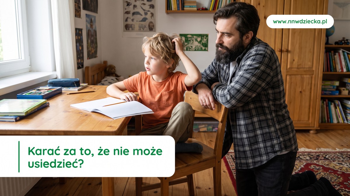 Dziecko przy biurku z zeszytem, wzrok skierowany w bok, obok rodzic