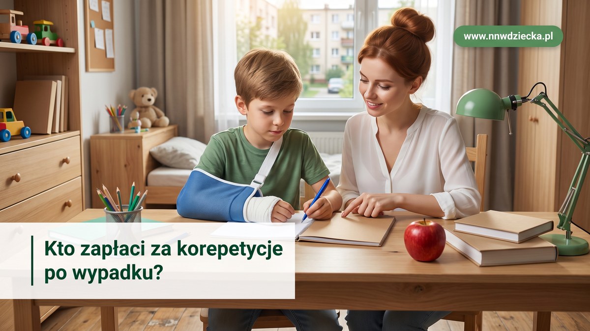 Chłopiec z ręką w gipsie nadrabia zaległości szkolne przy biurku w domu