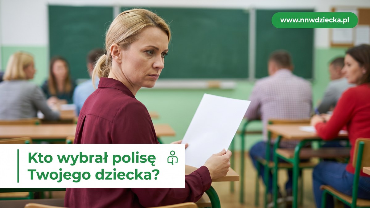 Zamyślona mama z kartką na zebraniu rodziców w sali lekcyjnej