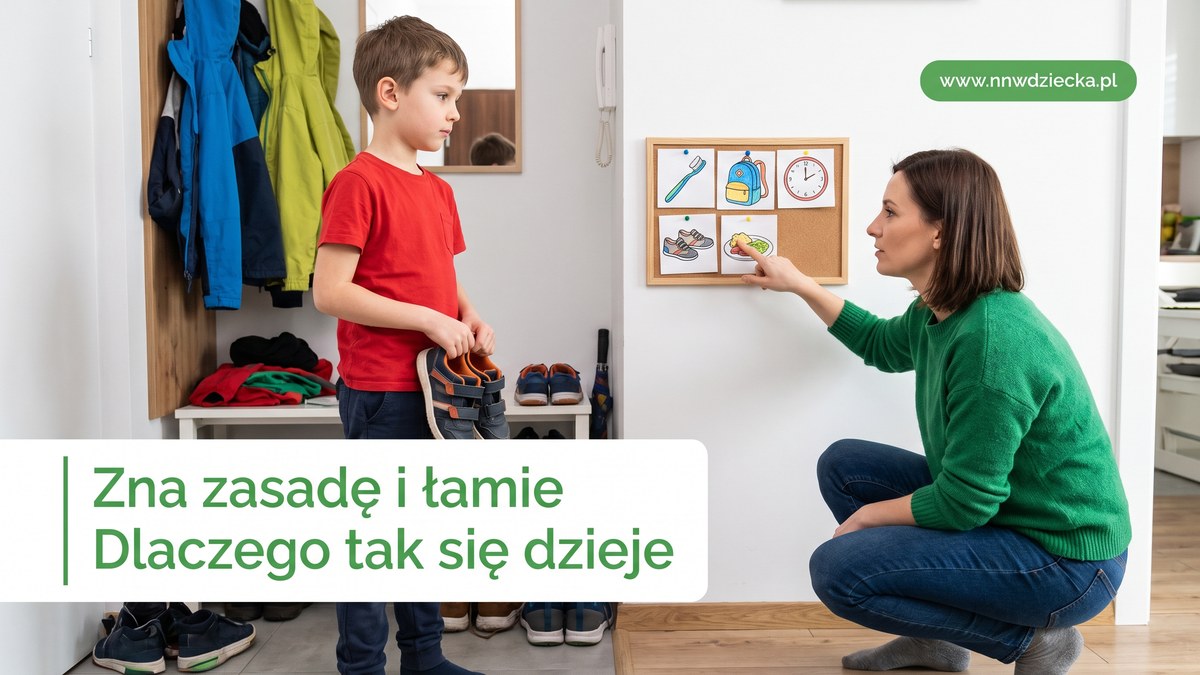 Chłopiec w przedpokoju, mama wskazuje mu tablicę z piktogramami przypomnień