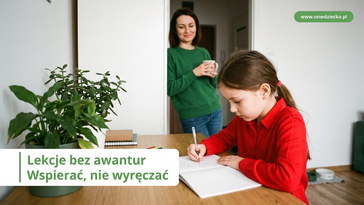 Dziewczynka samodzielnie odrabia lekcje, mama obserwuje z dystansu z kubkiem