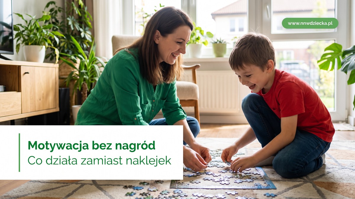 Mama i syn razem układają puzzle na dywanie w salonie