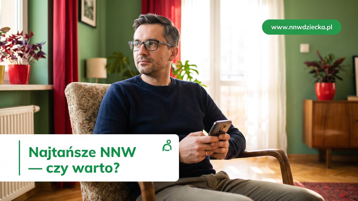 Mężczyzna w okularach siedzi w fotelu z telefonem, zamyślony, rozważa decyzję