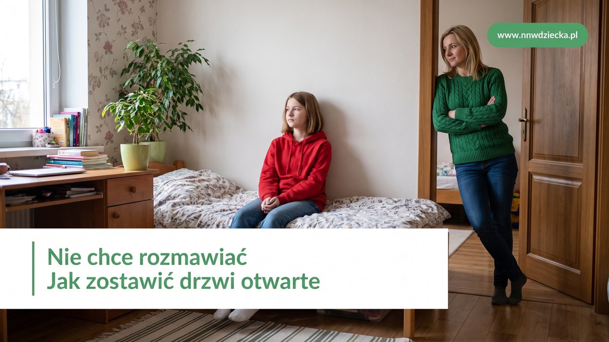 Nastolatka siedzi na łóżku, mama stoi w drzwiach pokoju nie naciskając