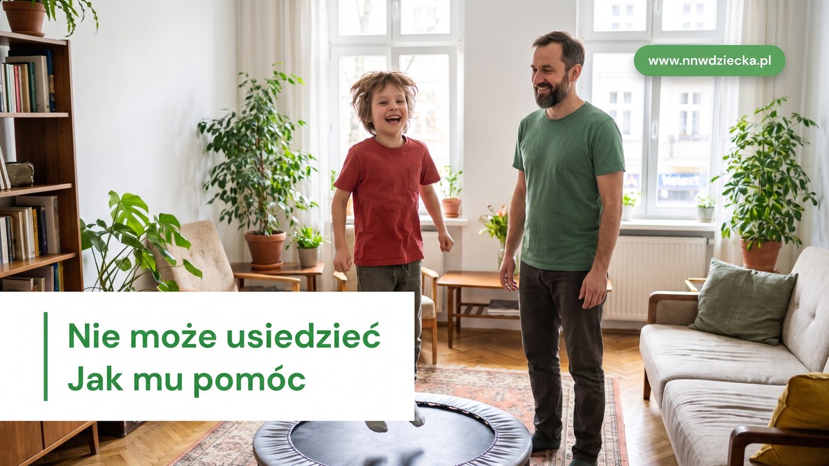 Roześmiany chłopiec skacze na małej trampolinie, tata stoi obok