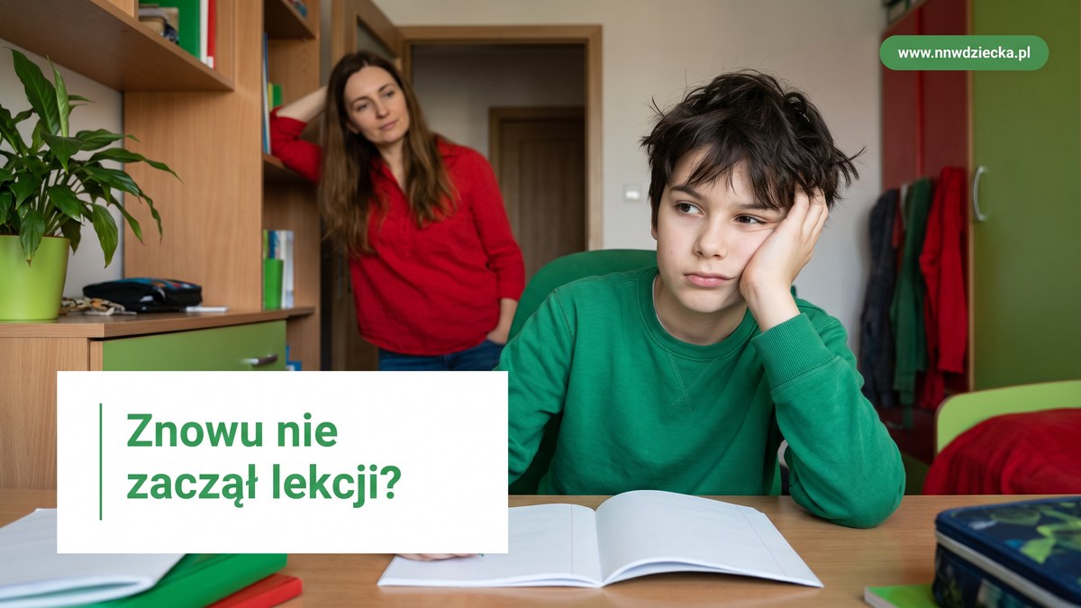 Dziecko siedzi nad otwartym zeszytem, rodzic stoi w drzwiach pokoju