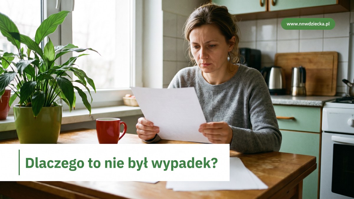 Rodzic czyta decyzję odmowną ubezpieczyciela przy kuchennym stole