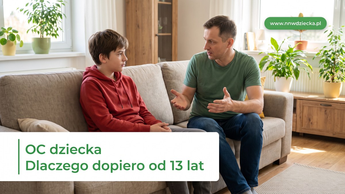 Tata spokojnie rozmawia z nastolatkiem na kanapie w salonie