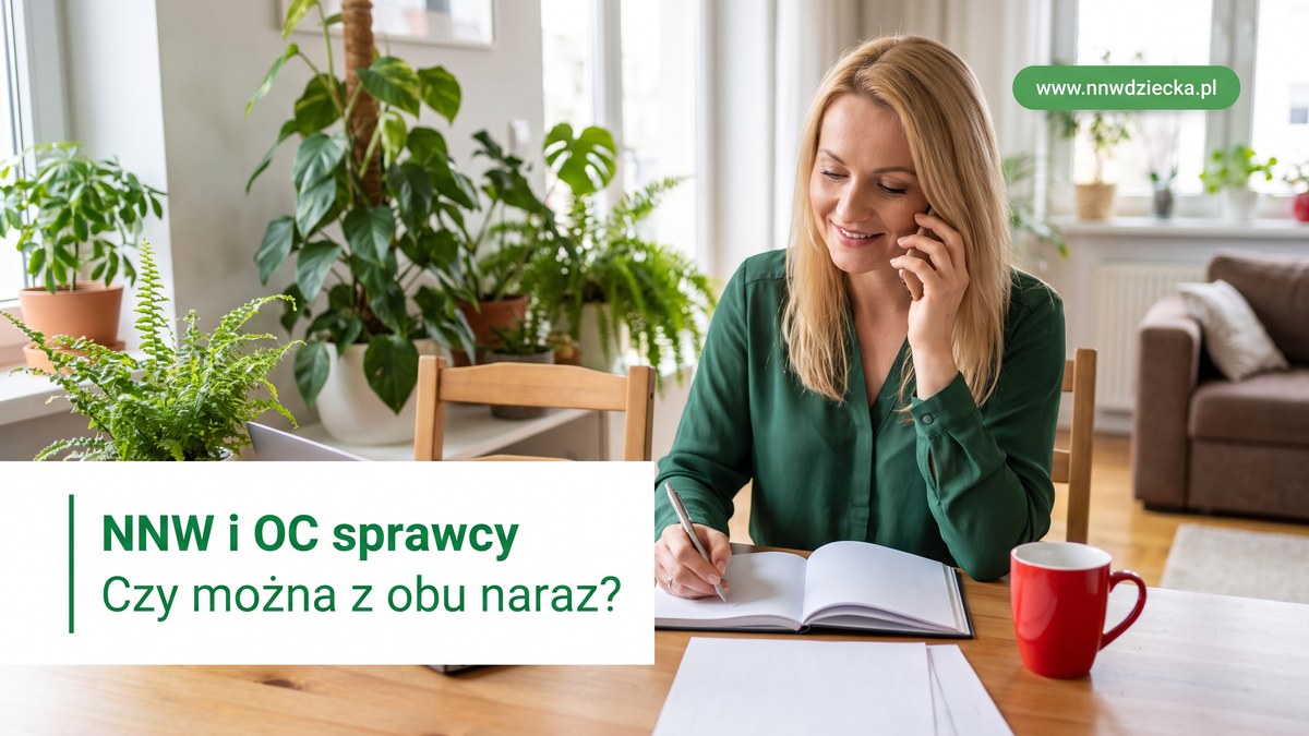 Kobieta rozmawia przez telefon i robi notatki przy stole