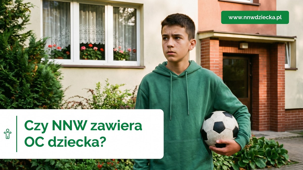 Nastolatek z piłką nożną pod pachą przed blokiem, w tle okno mieszkania