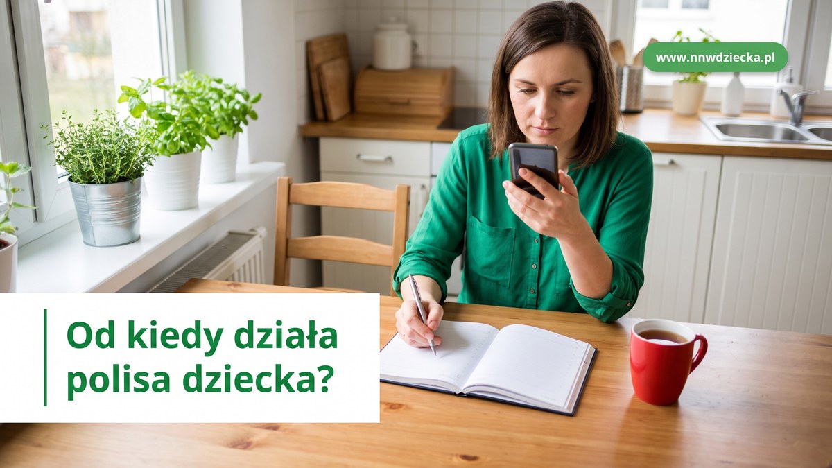 Kobieta w kuchni sprawdza coś w telefonie, robiąc notatki w kalendarzu