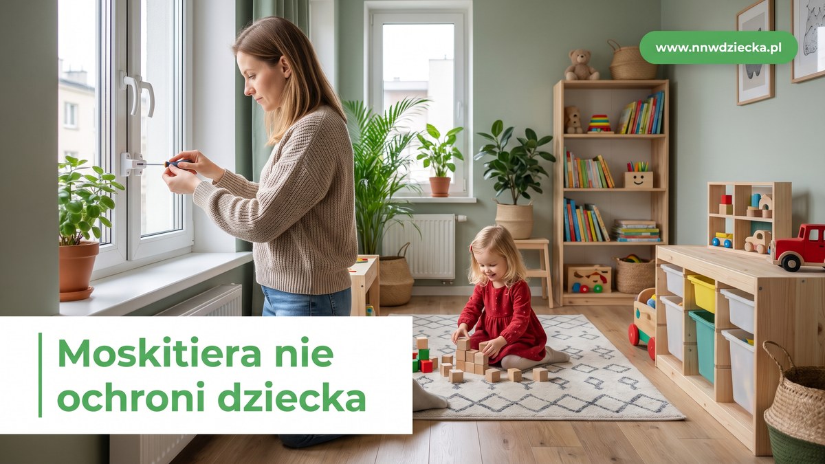 Mama montuje blokadę przy klamce okiennej, w tle bawiąca się córka