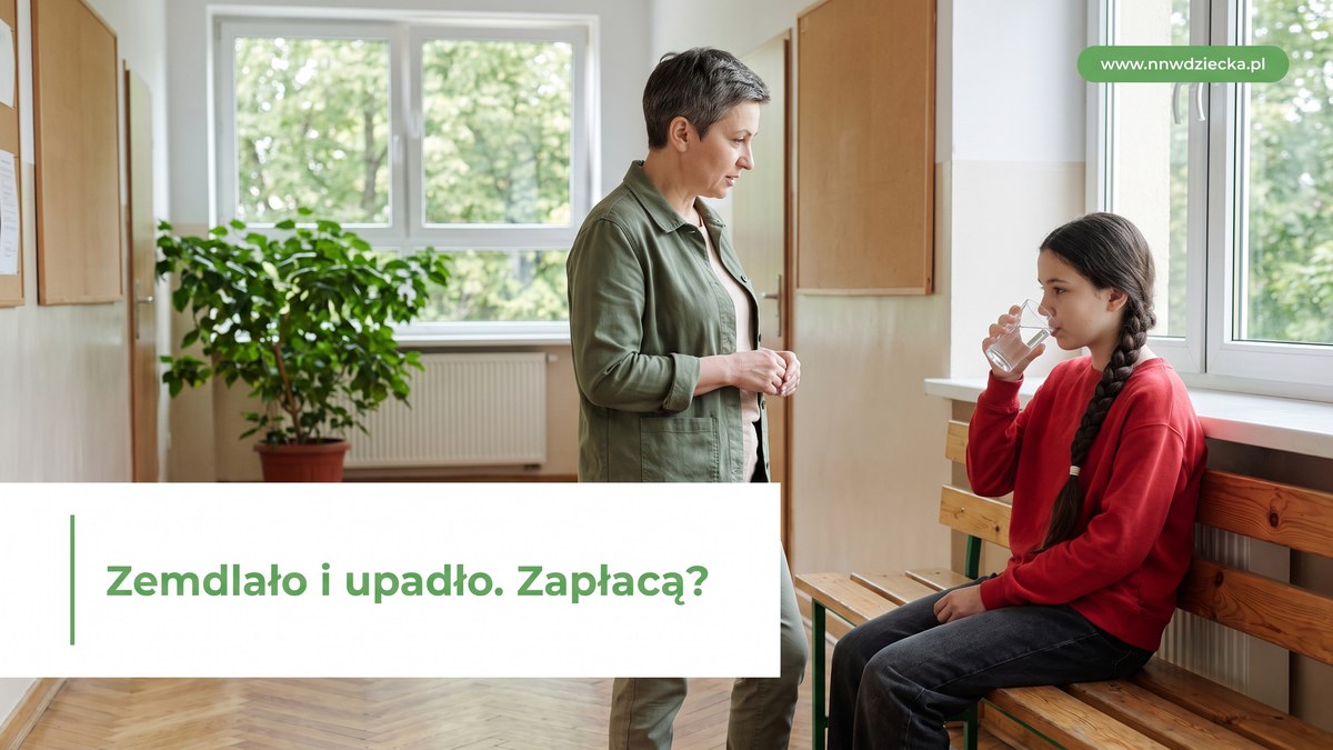Uczennica siedzi na szkolnym korytarzu po zasłabnięciu, obok pielęgniarka