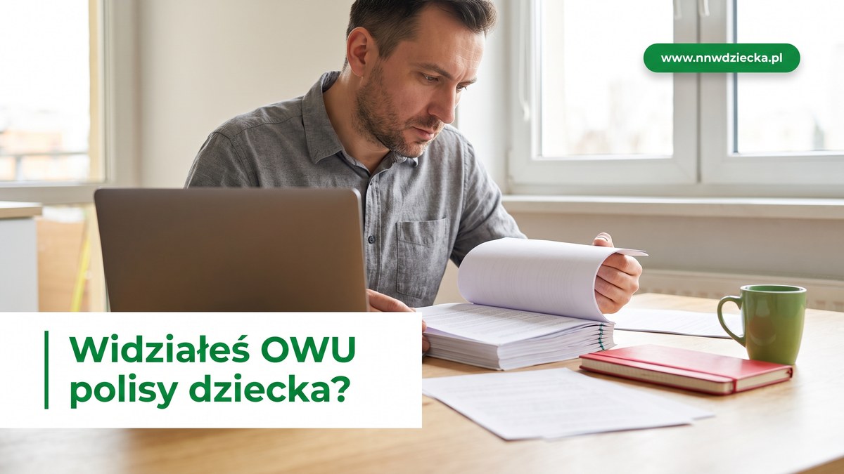 Rodzic przegląda dokument ogólnych warunków ubezpieczenia przy biurku