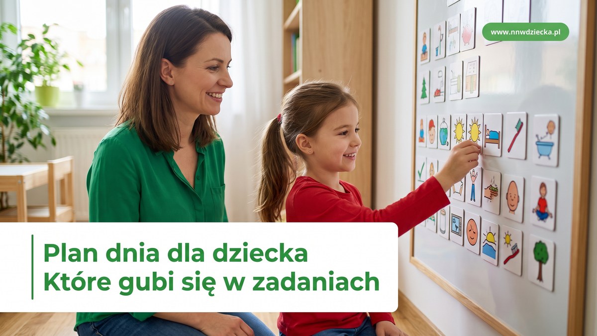 Mama i córka układają plan dnia z kolorowych piktogramów na tablicy