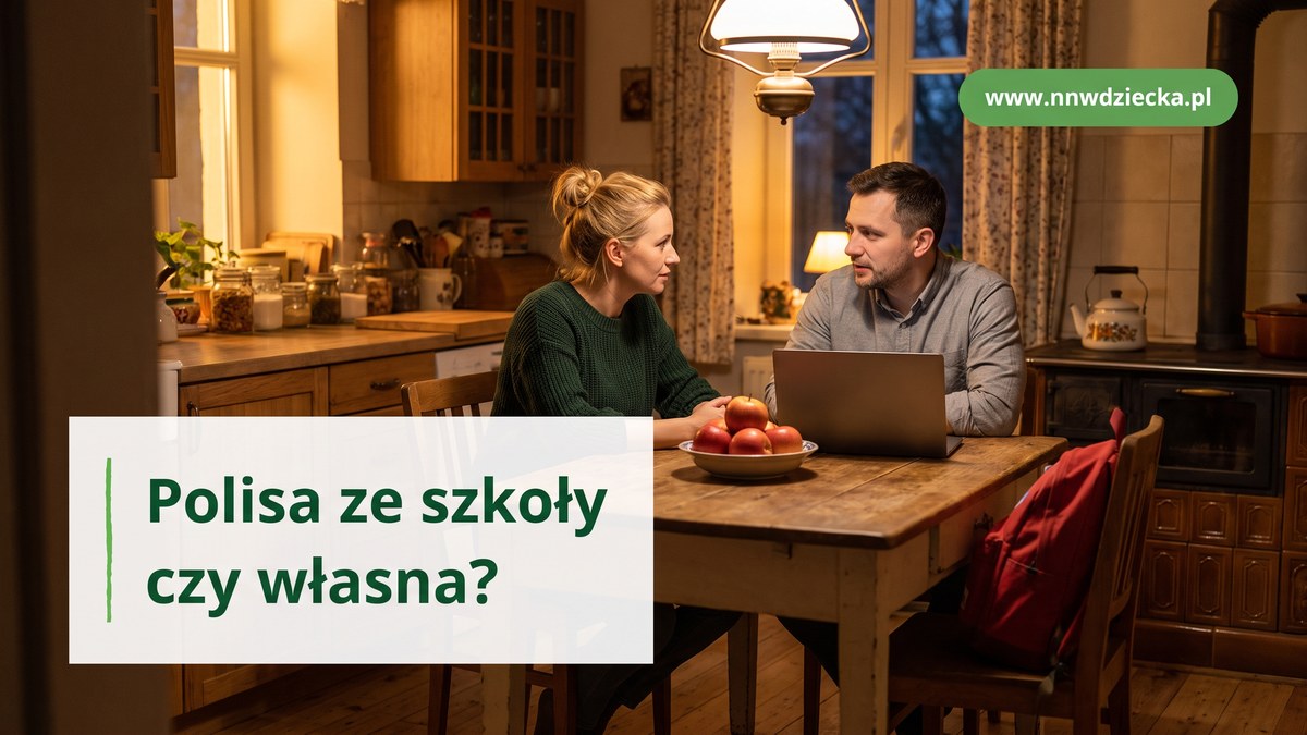 Rodzice porównują przy stole dwie oferty ubezpieczenia dziecka przed rokiem szkolnym
