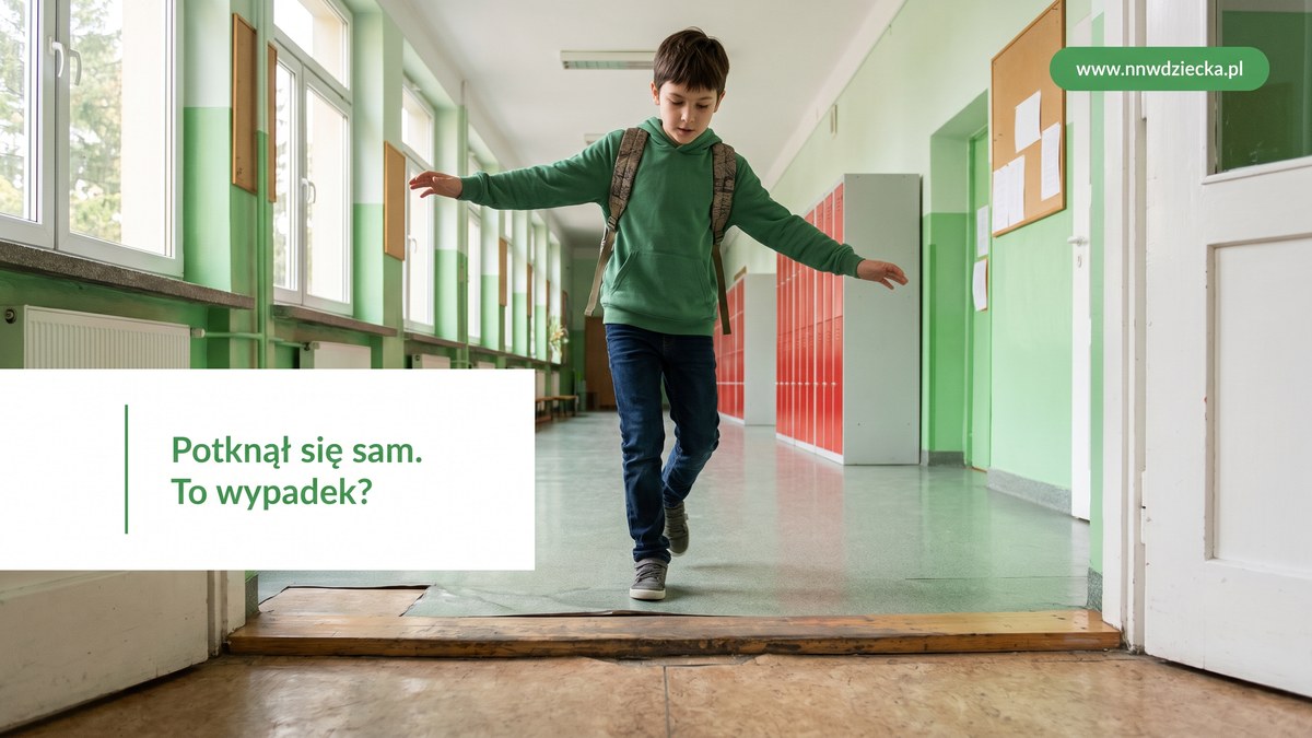 Wystający próg na szkolnym korytarzu, o który potyka się uczeń