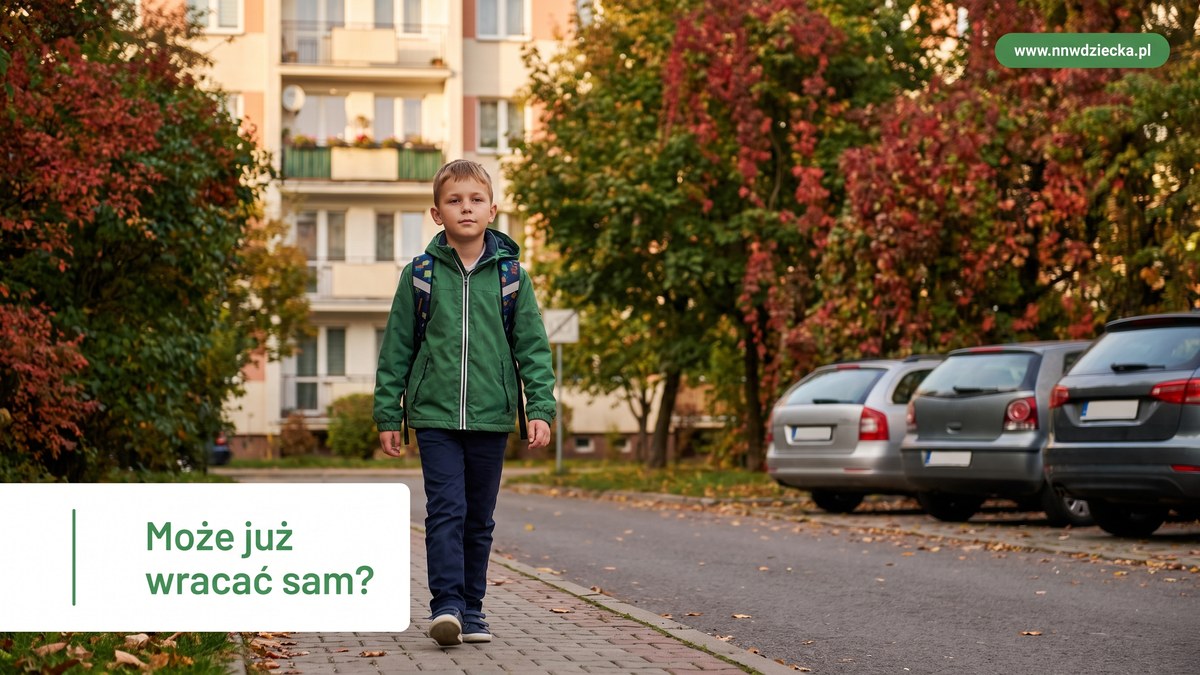 Uczeń z plecakiem wraca sam ze szkoły chodnikiem wzdłuż ulicy