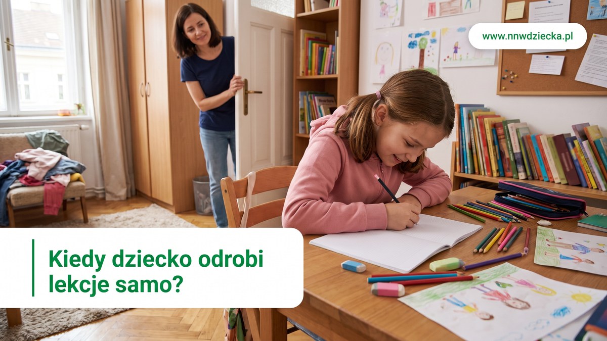 Dziecko odrabiające lekcje samo przy biurku, rodzic w tle w drzwiach pokoju