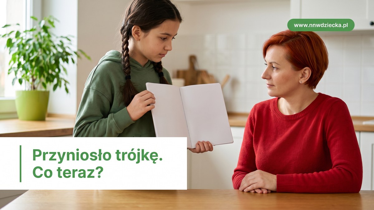 Rodzic i dziecko rozmawiają nad zeszytem przy kuchennym stole