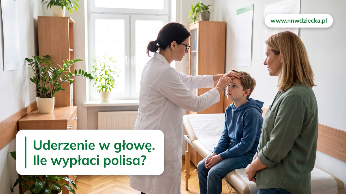 Dziecko z opatrunkiem na głowie badane przez lekarza w gabinecie