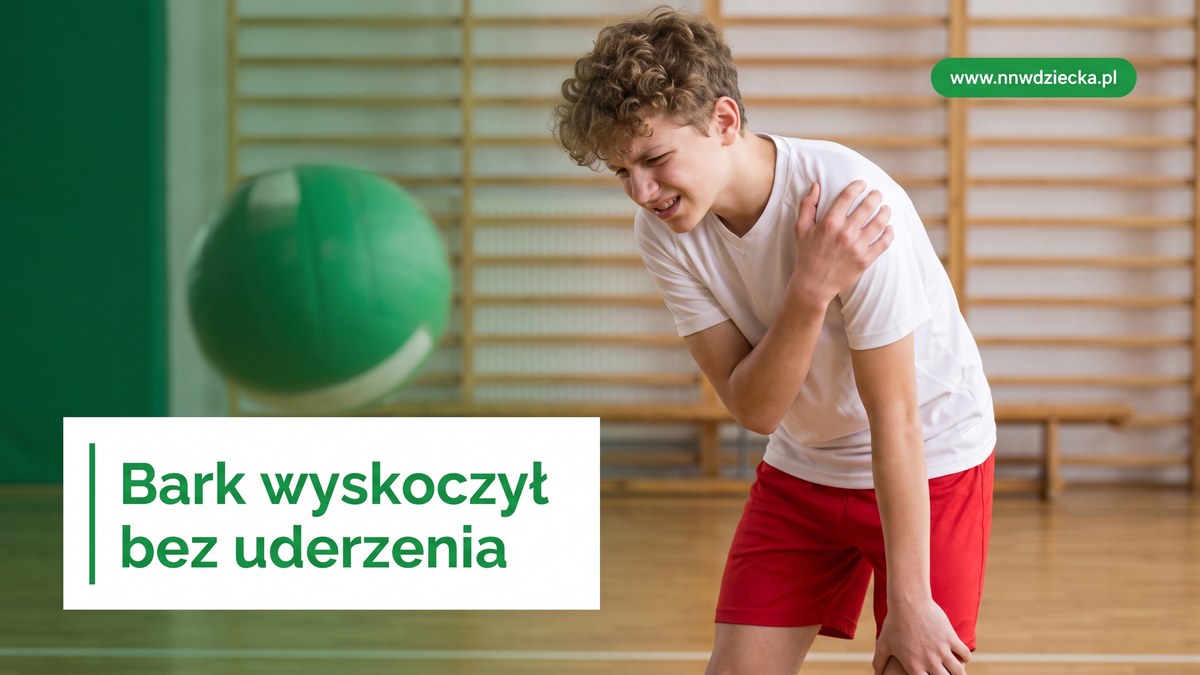 Nastolatek trzyma się za bark podczas lekcji wychowania fizycznego