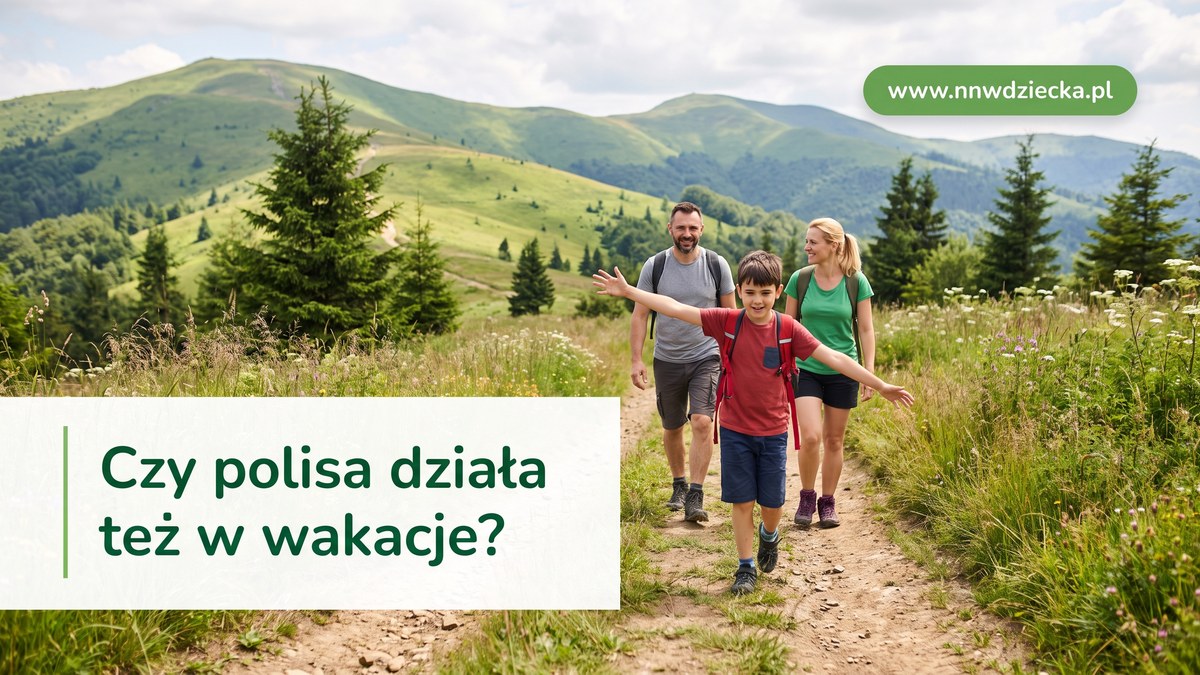 Rodzina z dzieckiem na letnim szlaku górskim — ochrona NNW działa także na wakacjach