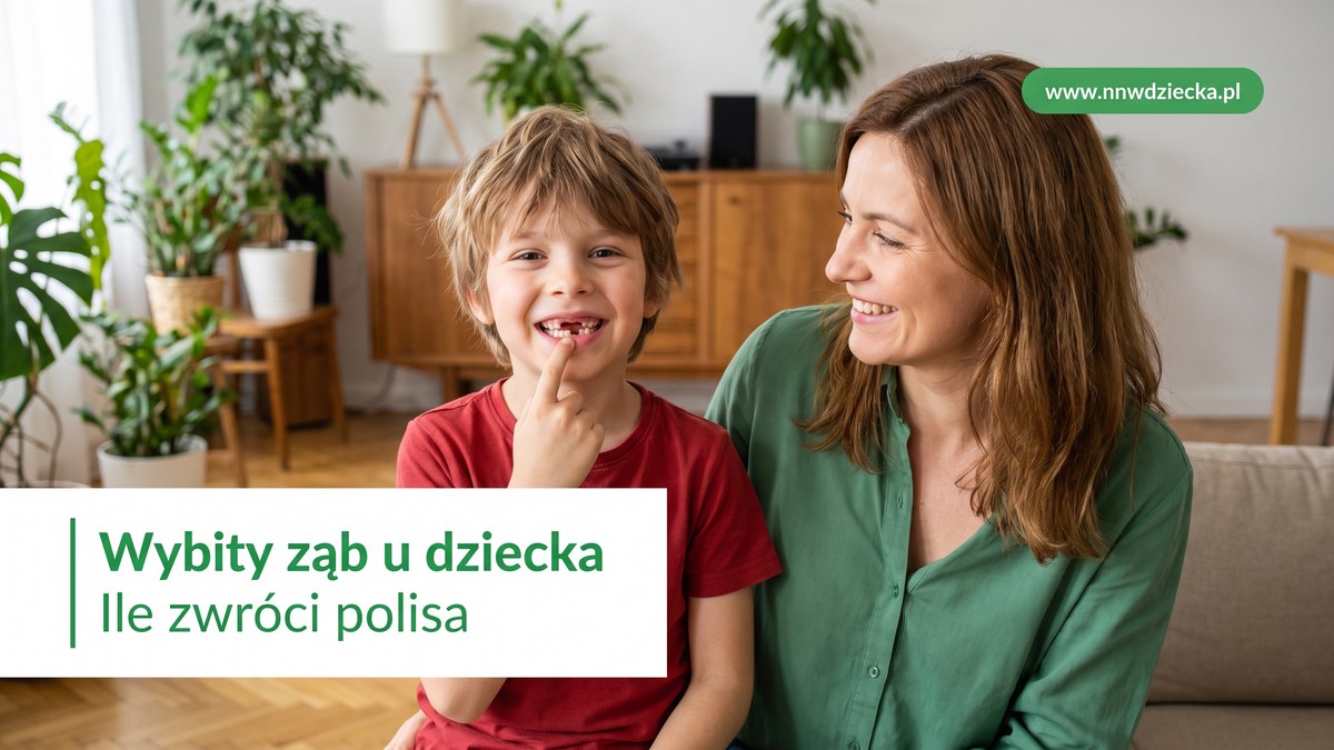 Roześmiany chłopiec z ubytkiem po wybitym przednim zębie, obok mama