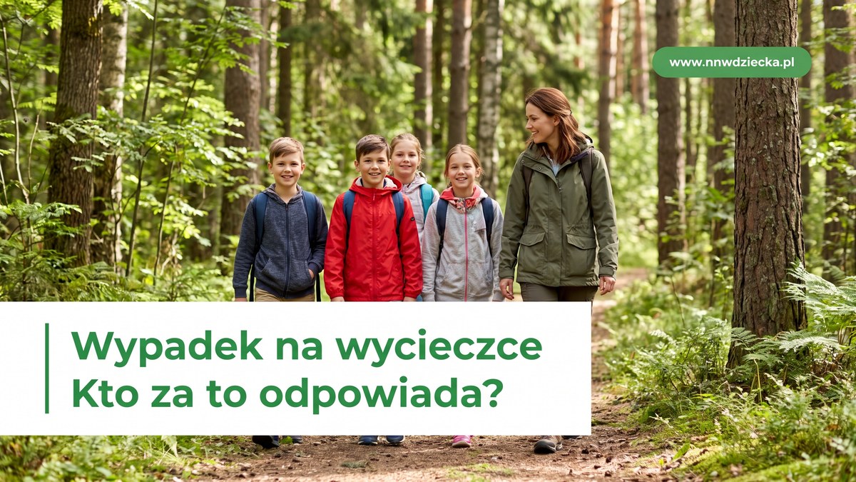 Grupa dzieci z plecakami idzie leśną ścieżką za nauczycielką