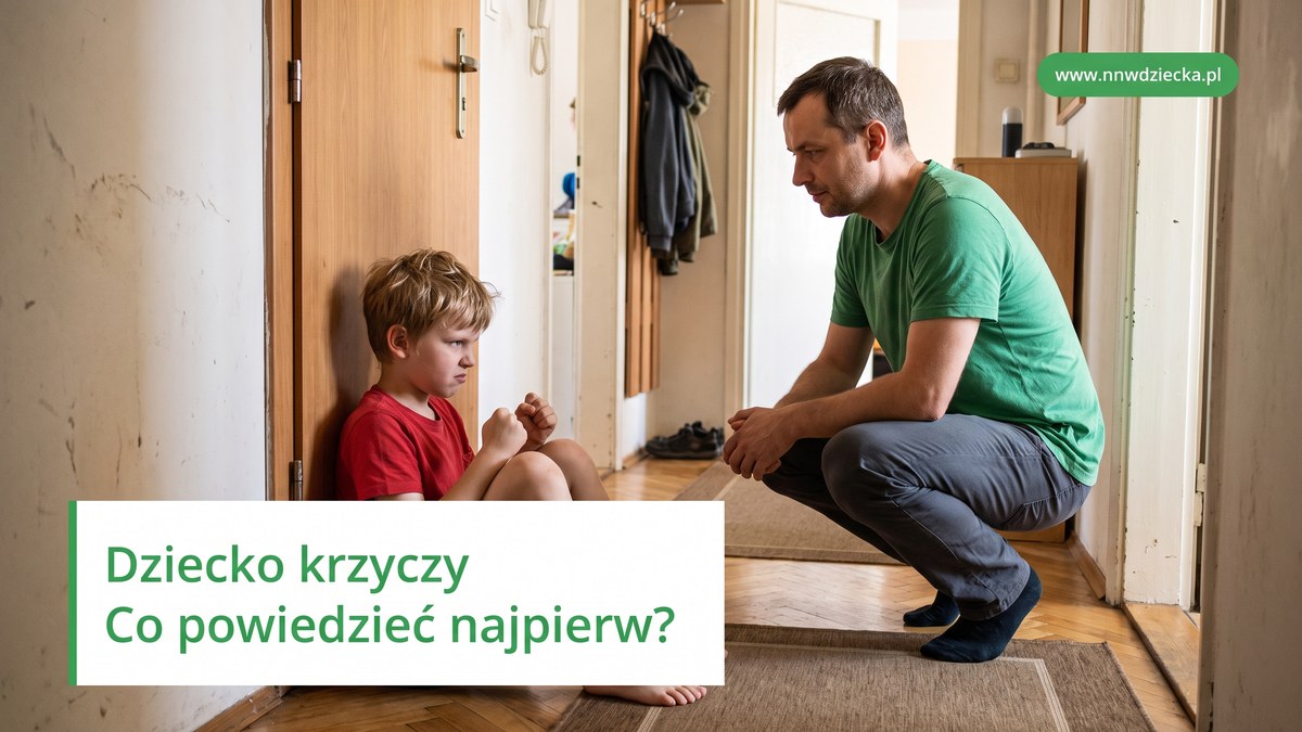 Tata kuca naprzeciw zezłoszczonego syna siedzącego pod drzwiami pokoju